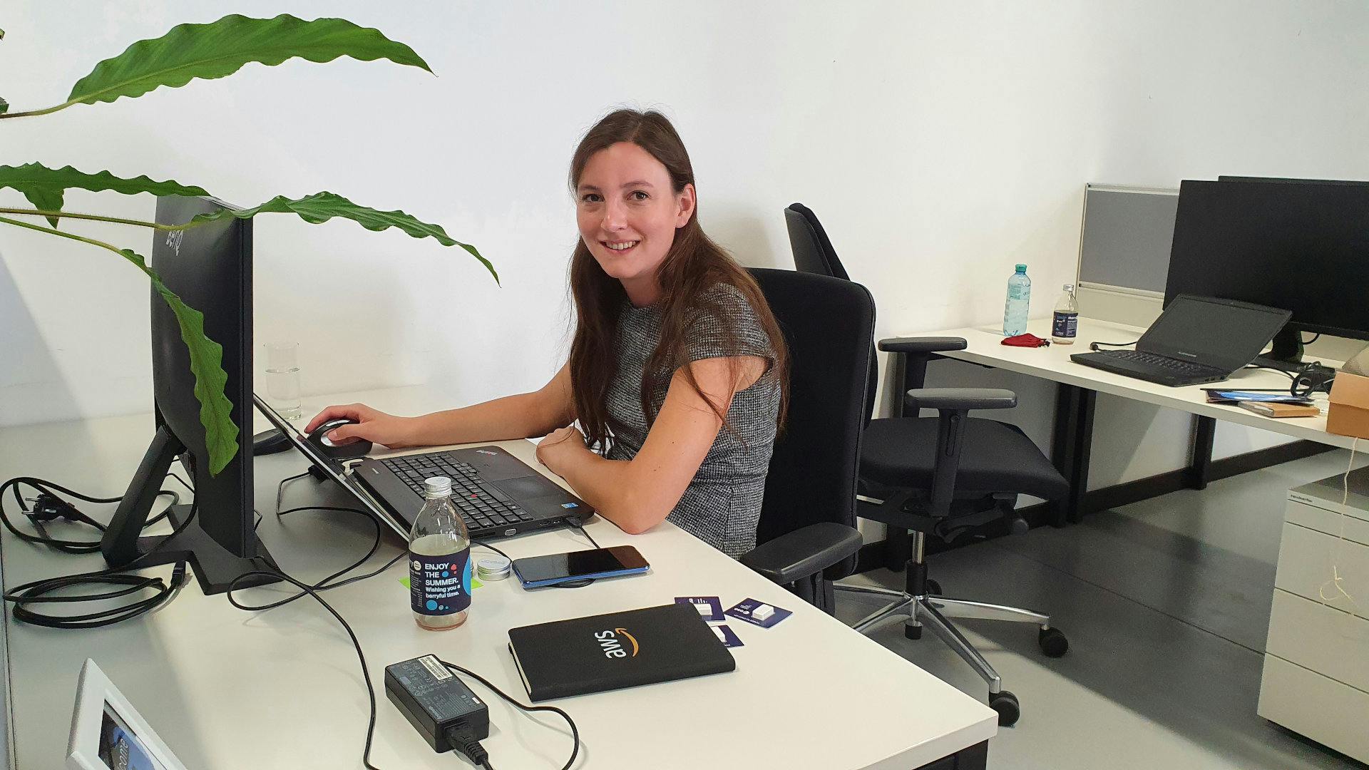 Founder and CEO Romana Dorfer at her desk in the Factinsect Headquarters