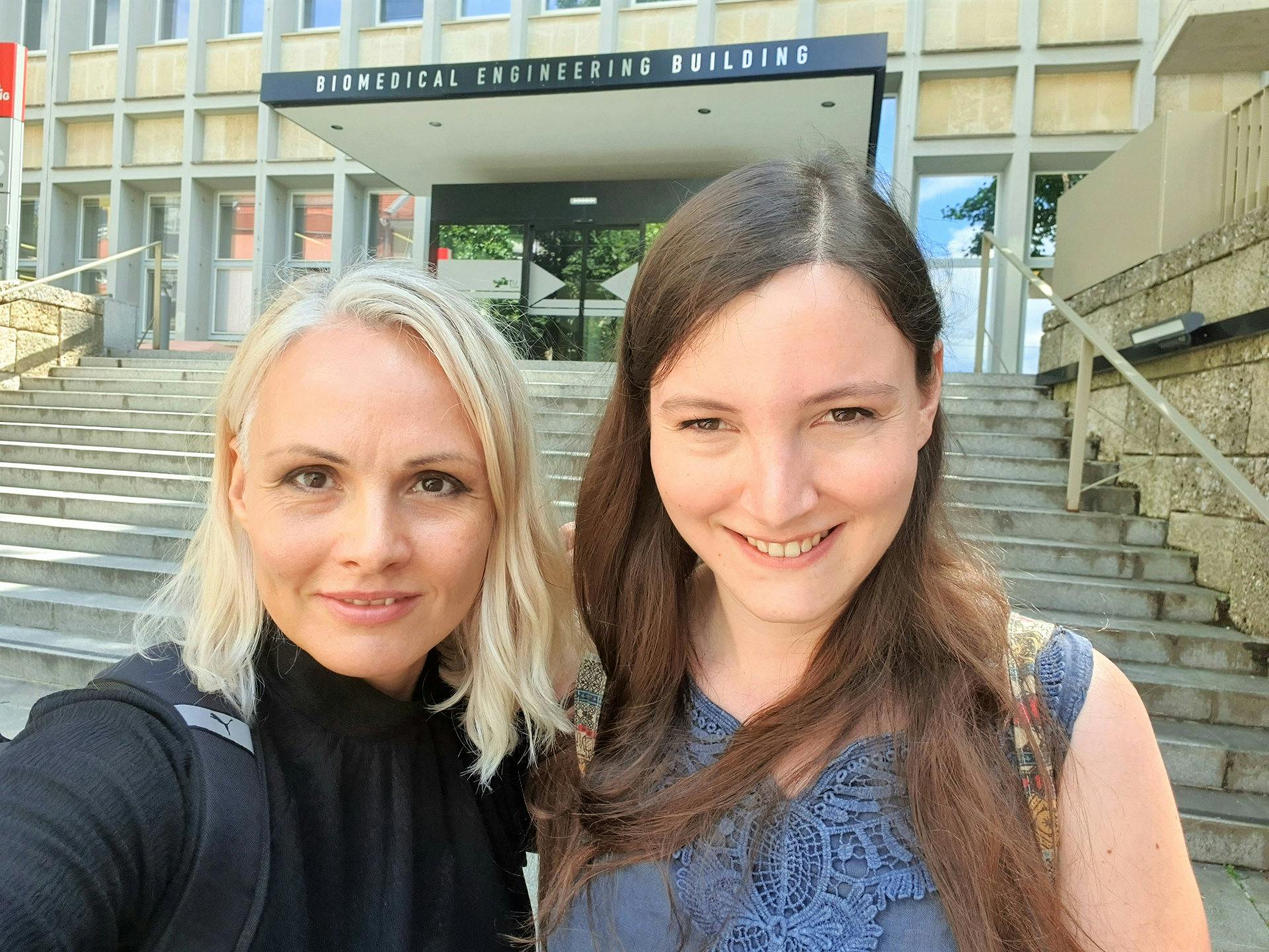 Silja Kempinger and Romana Dorfer in front of Factinsect's Headquarter in the Medical Engineering Building
