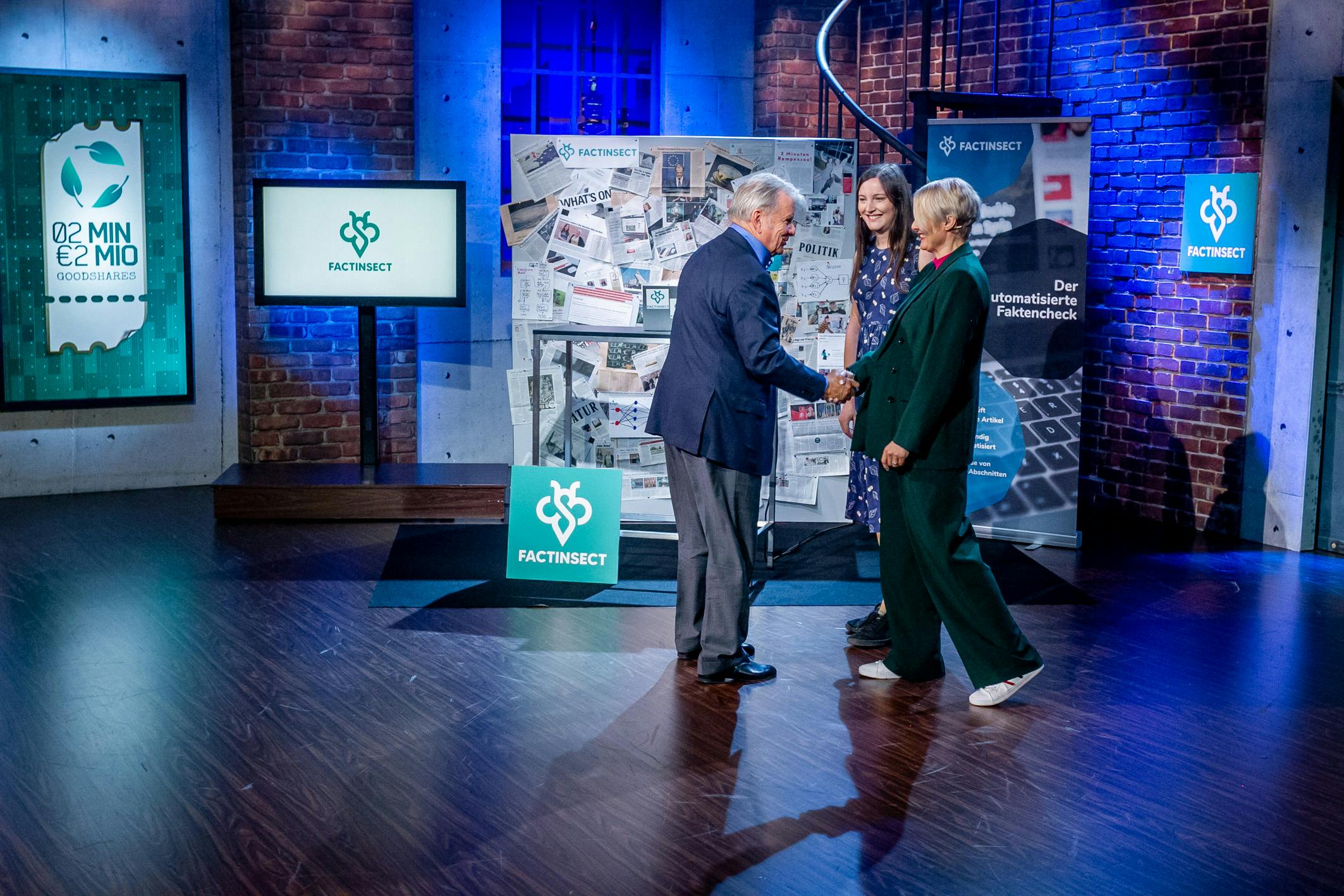 Handshake mit Investor Hans-Peter Haselsteiner bei der Startup-TV-Sendung TV-Show "2 Minuten, 2 Millionen". (credit: Gerry Frank / Puls4)