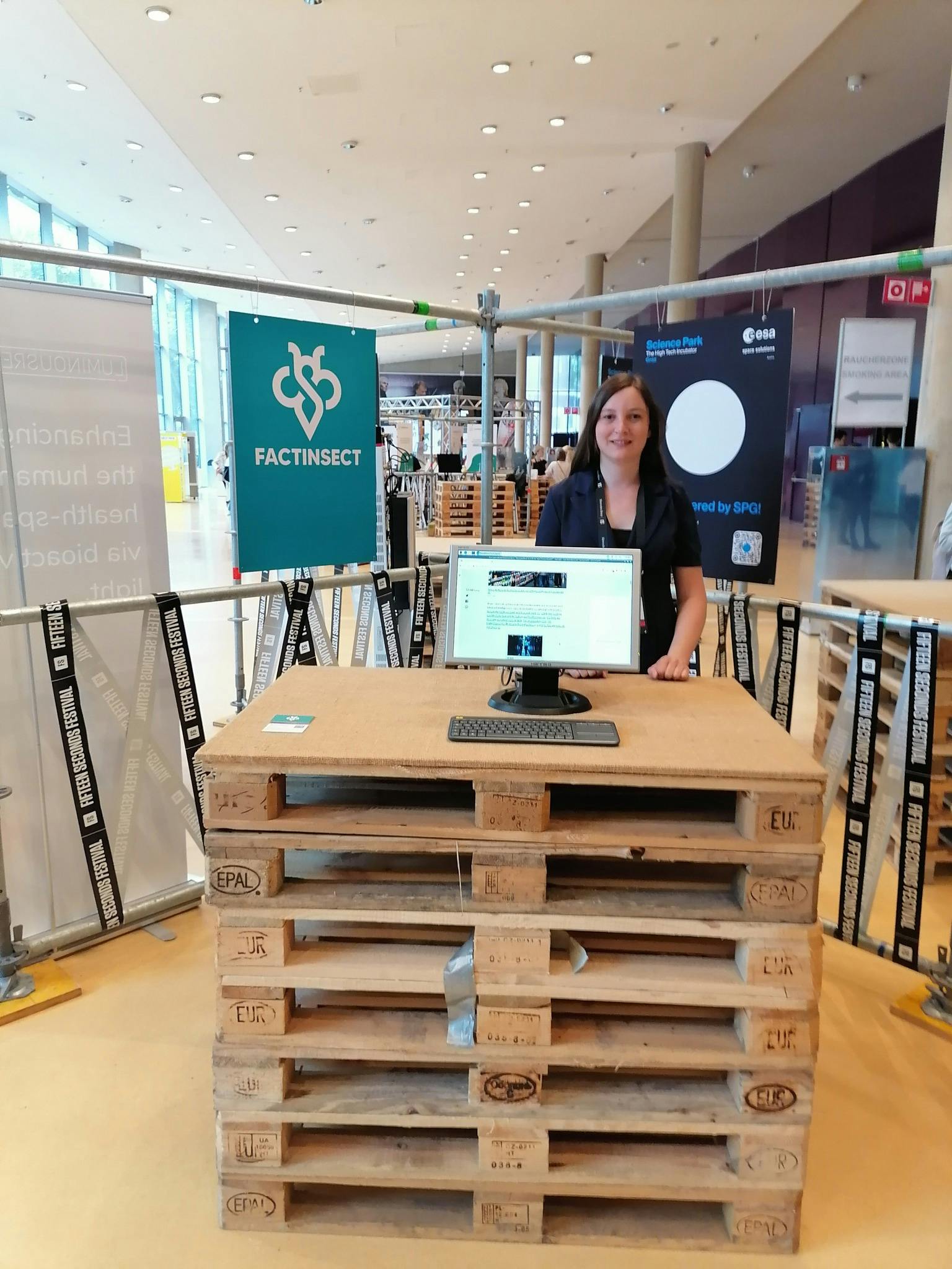 Factinsect CEO/CTO Romana Dorfer am Factinsect Stand beim Fifteen Seconds Festival.